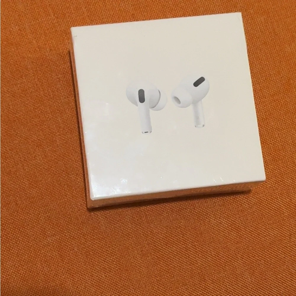 Apple AirPods Pro in Classic White